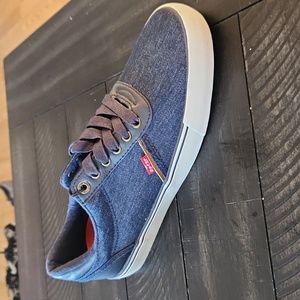Size 9 men's Levis shoes
